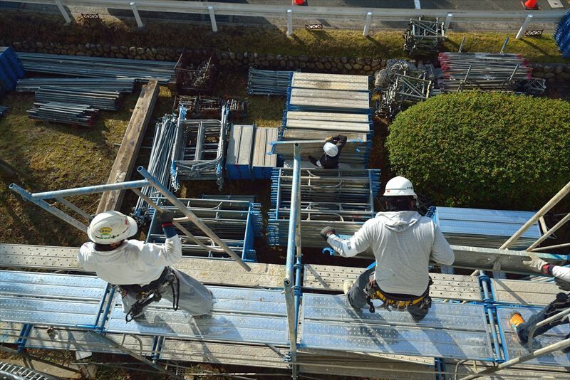 高所で足場を組む職人