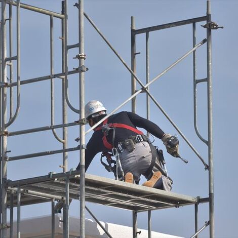 高所の足場を解体するスタッフ